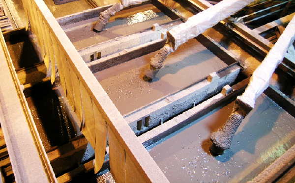 Slurry being poured into moulds (Picture courtesy H+H UK Ltd.)