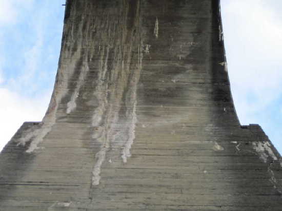 Glenfinnan viaduct: photo showing impressions of wooden formwork and lime - now carbonated to form calcium carbonate - leached from the arch.